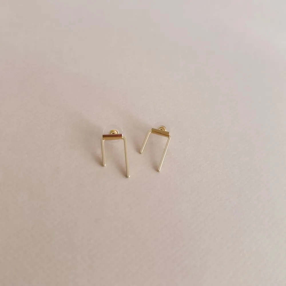 Minimalist stud earrings S830